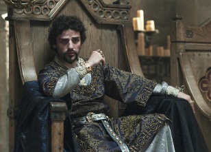 El actor guatemalteco Oscar Isaac es el Rey Juan, un tirano déspota